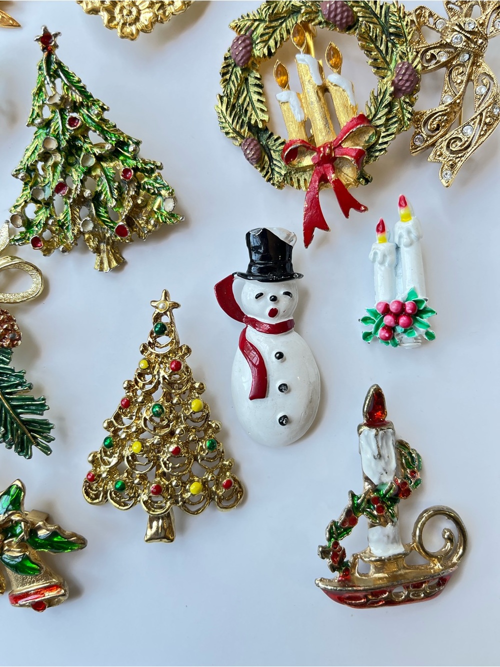 Christmas Holiday Brooch lot of 21 pcs mixed designer gold silver toned jewelry - Picture 6 of 13